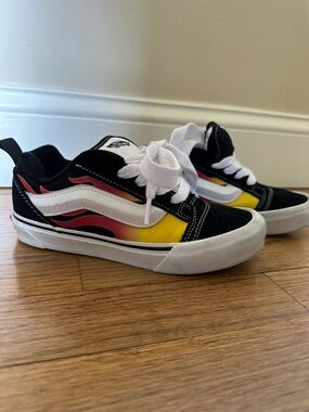 VANS Knu Skool Boys Youth 2.5 Red Black Flames Retro Chunky Oversized